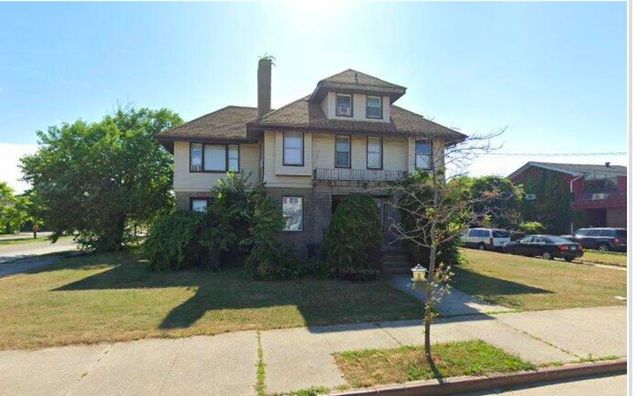 4 BR, 3.00 BTH Colonial style home in Neponsit