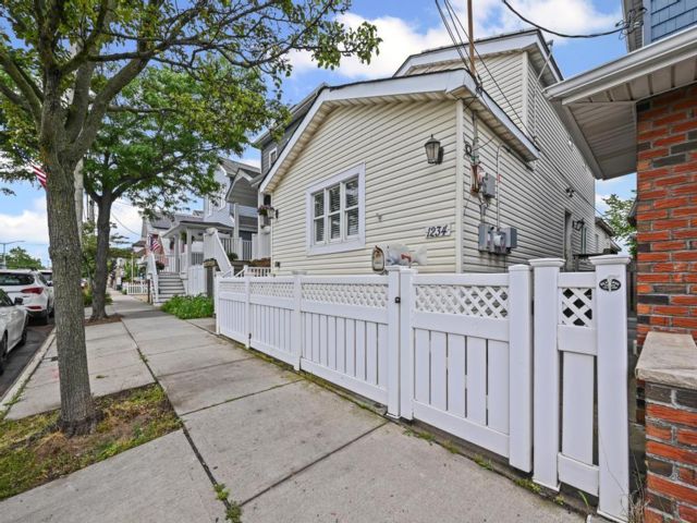  2 BR,  3.00 BTH  Bungalow style home in Broad Channel