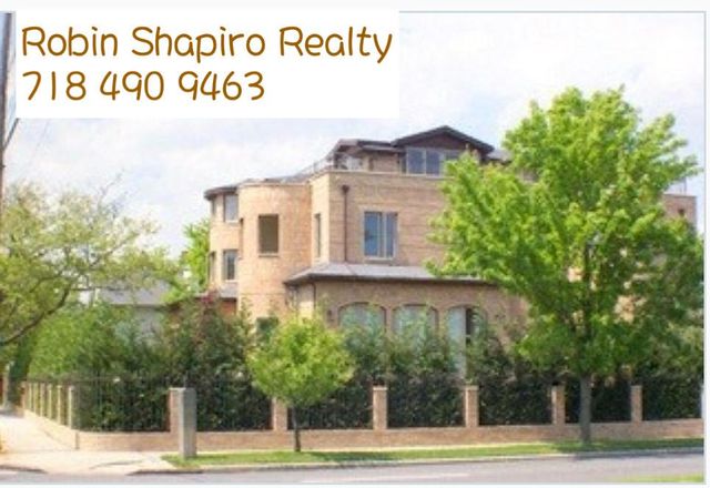  6 BR,  5.00 BTH  Architectural style home in Neponsit