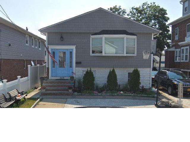 5 BR, 4.00 BTH style home in Belle Harbor