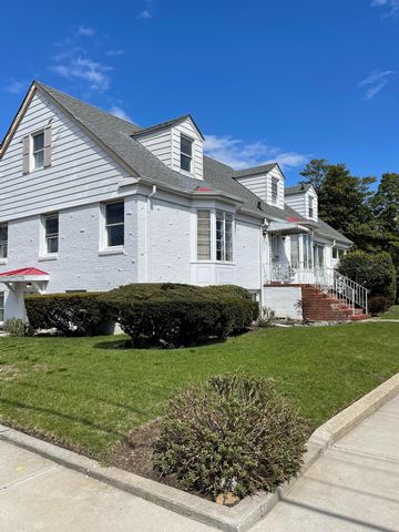  7 BR,  5.00 BTH  Colonial style home in Belle Harbor