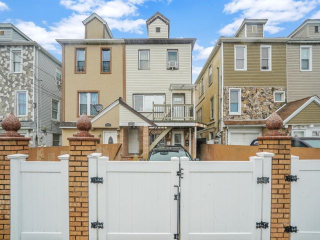 [Arverne Real Estate, listing number 7070537]