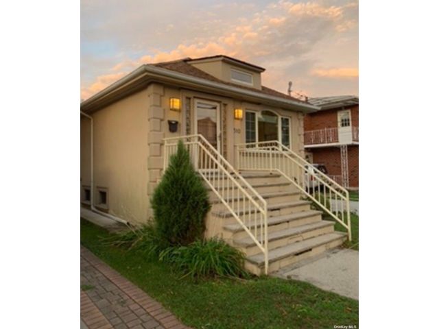  3 BR,  3.00 BTH  Bungalow style home in Neponsit