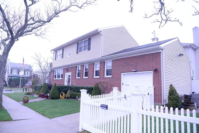 3 BR, 2.50 BTH 2 story style home in Neponsit